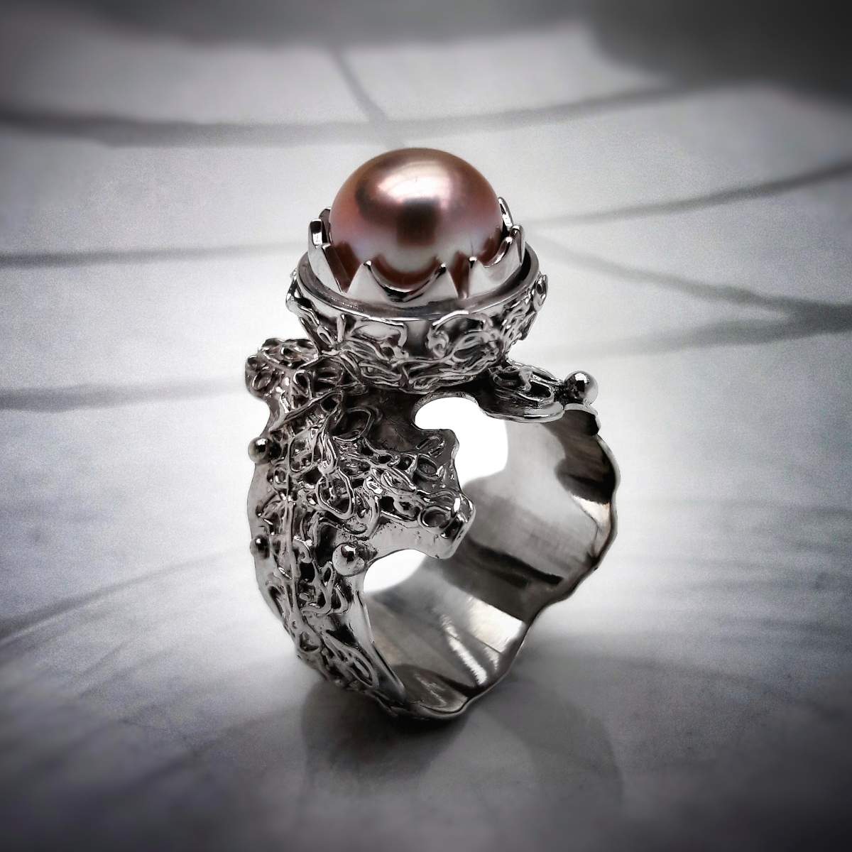 Luxury ring with pearl
